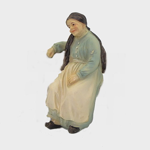 Krippenfigur Oma sitzend für Bank