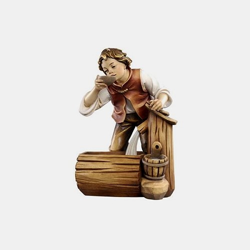 Kostner Krippenfigur Bub am Wassertrog Nummer 55, holzgeschnitzt und bemalt