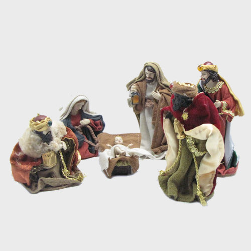 Krippenfiguren bekleidet