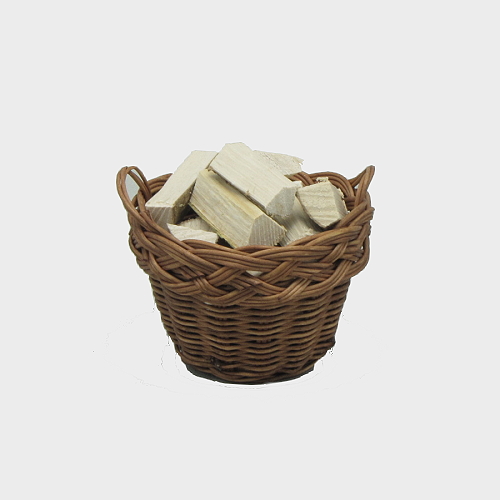 Krippendekoration Korb mit Holzscheite