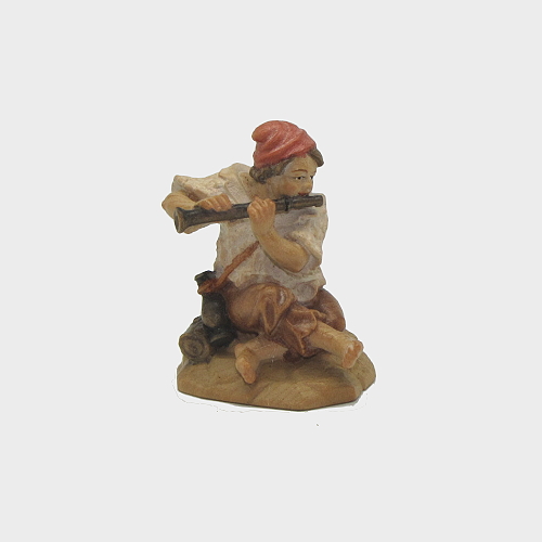 Zirbel 016 Krippenfigur Junge sitzend mit Flöte