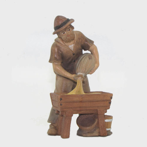Zirbel 038 Krippenfigur Hirte am Futtertrog