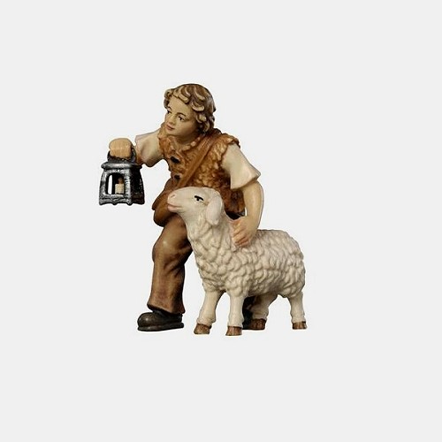 Detailansicht der holzgeschnitzten Kostner Krippenfigur Hirtenbub mit Schaf und Laterne Nummer 15 aus Bergahorn handbemalt