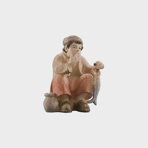 Advent 042 Krippenfigur Hirtenbub hockend mit Fisch